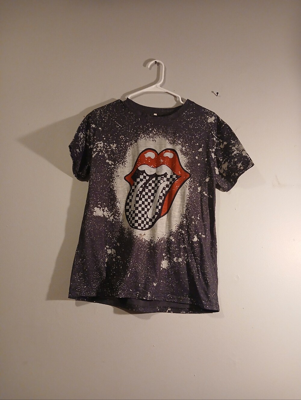Rolling Stones Band Logo On A Gray And White Print Tshirt. Size Medium